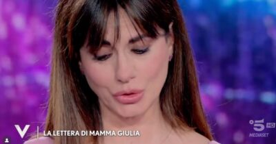 Copertina di “Non sono riuscita a dirgli delle cose prima che morisse, gli abbiamo tolto la flebo e gli abbiamo tenuto la mano fino alla fine. È stata durissima”: Rossella Brescia in lacrime a Verissimo per il papà morto di Alzheimer