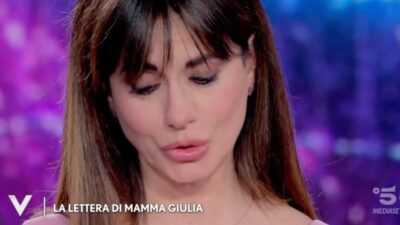 Copertina di “L’ho perso molto prima che morisse”: Rossella Brescia, il dolore per l’Alzheimer del padre e la solitudine dopo 20 anni di coppia