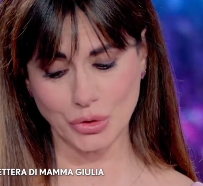 “Non sono riuscita a dirgli delle cose prima che morisse, gli abbiamo tolto la flebo e gli abbiamo tenuto la mano fino alla fine. È stata durissima”: Rossella Brescia in lacrime a Verissimo per il papà morto di Alzheimer