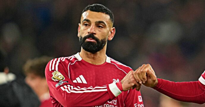 “Mi sento come se il Liverpool mi avesse gettato sotto il bus. Con Slot non c’è rapporto”: il durissimo sfogo di Salah