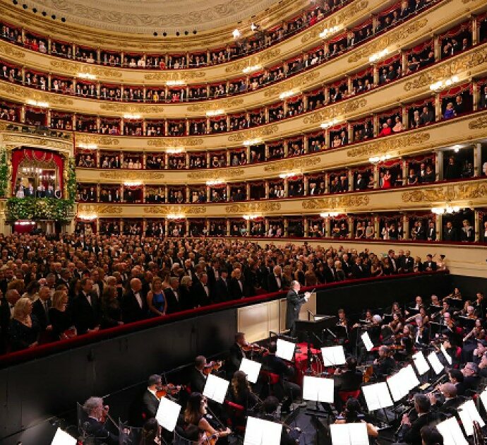 La Prima della Scala è un successo: oltre 11 minuti di applausi per Lady Macbeth. In scena sesso e sangue, Segre dal palco reale: “Opera scandalosa”. Assente la politica