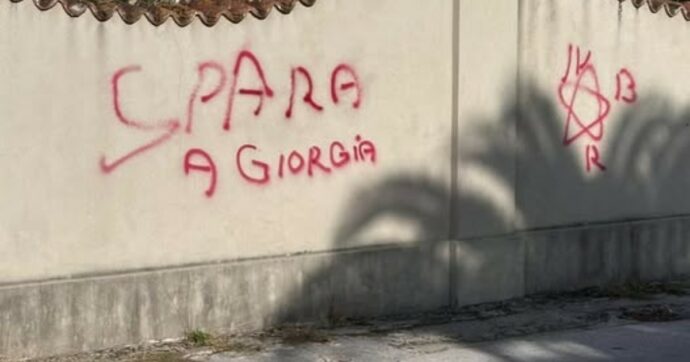 Minacce alla premier Meloni, scritta “Spara a Giorgia” e accanto la stella a cinque punte delle Brigate rosse