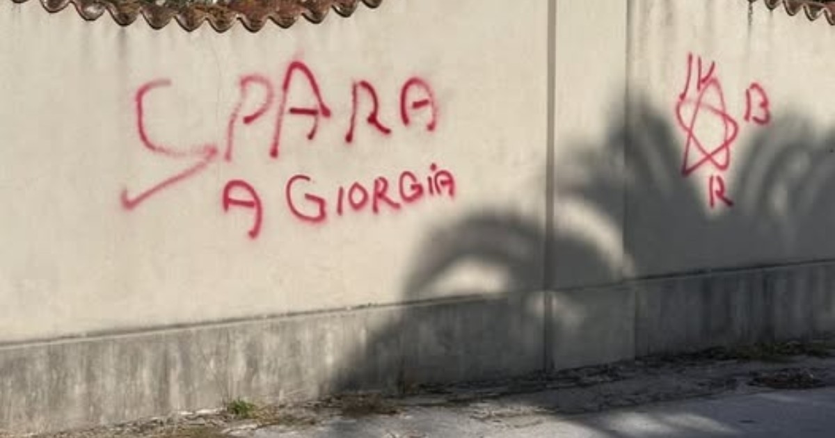 Minacce alla premier Meloni, scritta “Spara a Giorgia” e accanto la stella a cinque punte delle Brigate rosse Minacce alla premier Meloni, scritta “Spara a Giorgia” e accanto la stella a cinque punte delle Brigate rosse