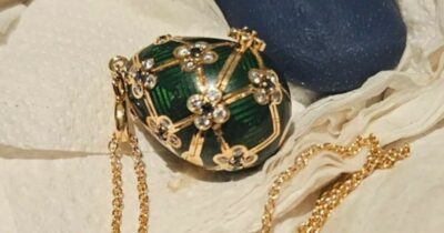 Copertina di Ladro ingoia l’uovo Fabergé tempestato di diamanti di James Bond e fugge: “Ci sono voluti sei giorni prima che lo espellesse e la polizia recuperasse il gioiello”