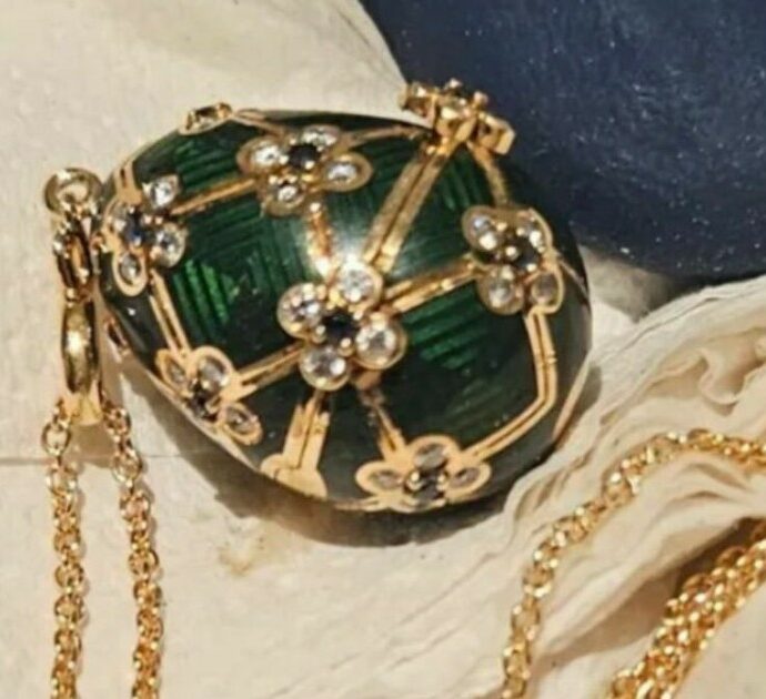 Ladro ingoia l’uovo Fabergé tempestato di diamanti di James Bond e fugge: “Ci sono voluti sei giorni prima che lo espellesse e la polizia recuperasse il gioiello”