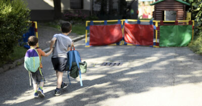 Copertina di Nidi aperti la sera, crescono gli esperimenti. Ma restano le liste d’attesa. “Paradosso Pnrr, avremo più asili ma senza il personale per aprirli”