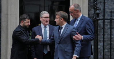 Copertina di Zelensky a Londra, domani a Roma: "Sul Donbass non c'è accordo". Macron: "Problema principale è convergenza posizioni con gli Usa"