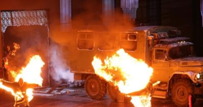 Copertina di “Il nostro lavoro è morire al posto degli altri. La temperatura arriva a 600 gradi, il fuoco è imprevedibile”: parlano le “torce umane” della Prima della Scala