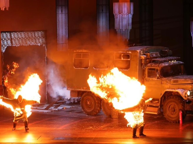 “Il nostro lavoro è morire al posto degli altri. La temperatura arriva a 600 gradi, il fuoco è imprevedibile”: parlano le “torce umane” della Prima della Scala