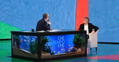 Copertina di “L’ho afferrato con due mani e mi sono messo a sputargli addosso. Lui si è svegliato e ha dovuto fare attenzione a non svegliarmi: a chi l’ha fatto ho distrutto casa”: Vincenzo Salemme parla del suo sonnambulismo