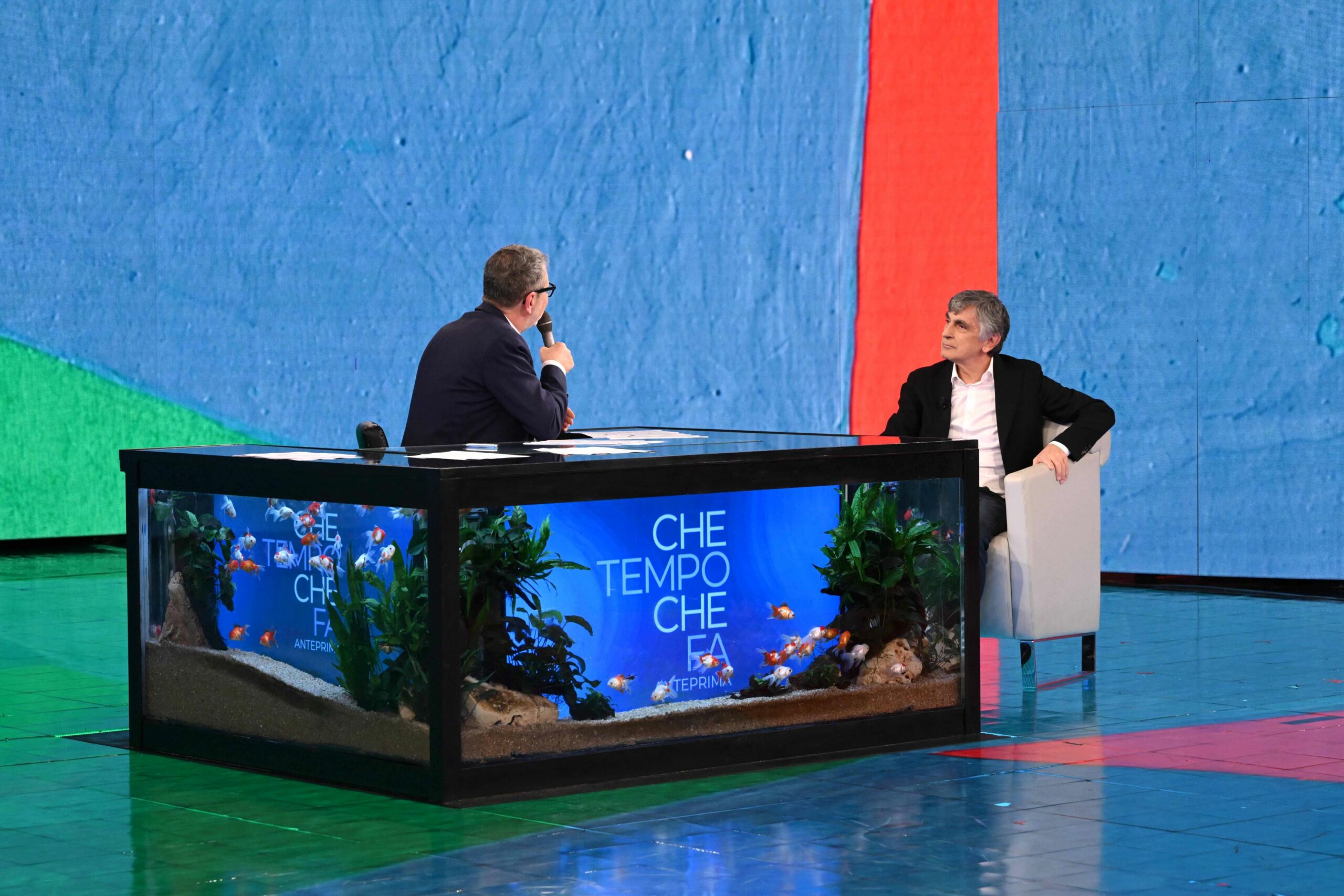 “L’ho afferrato con due mani e mi sono messo a sputargli addosso. Lui si è svegliato e ha dovuto fare attenzione a non svegliarmi: a chi l’ha fatto ho distrutto casa”: Vincenzo Salemme parla del suo sonnambulismo “L’ho afferrato con due mani e mi sono messo a sputargli addosso. Lui si è svegliato e ha dovuto fare attenzione a non svegliarmi: a chi l’ha fatto ho distrutto casa”: Vincenzo Salemme parla del suo sonnambulismo