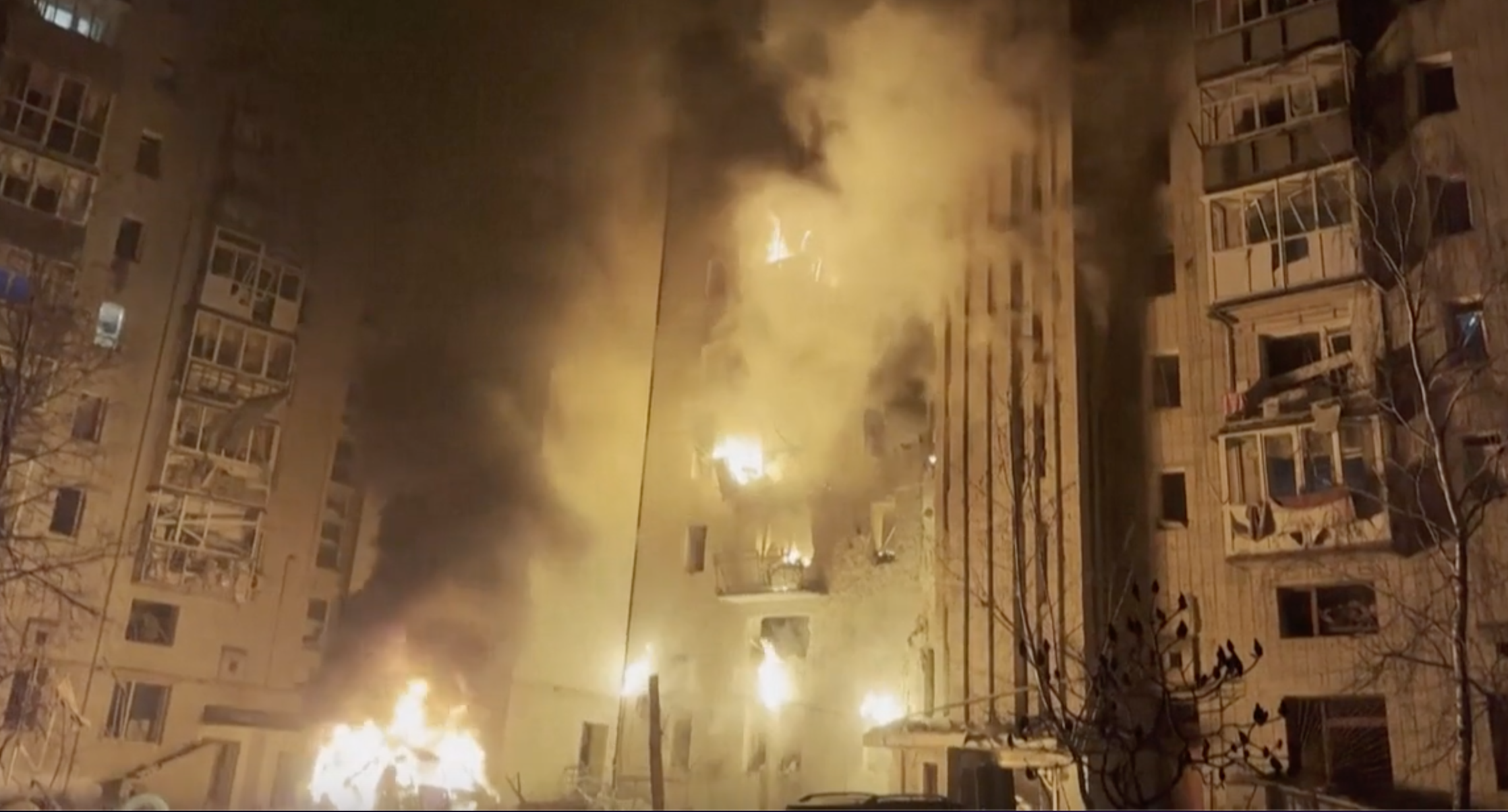 Droni russi sull’Ucraina, raid notturno su un palazzo di nove piani a Sumy Droni russi sull’Ucraina, raid notturno su un palazzo di nove piani a Sumy