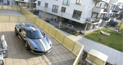 Copertina di “A Dubai lo fanno, perché qui no?”: parcheggia la sua Ferrari da 300 mila euro sul balcone di casa e arriva la polizia