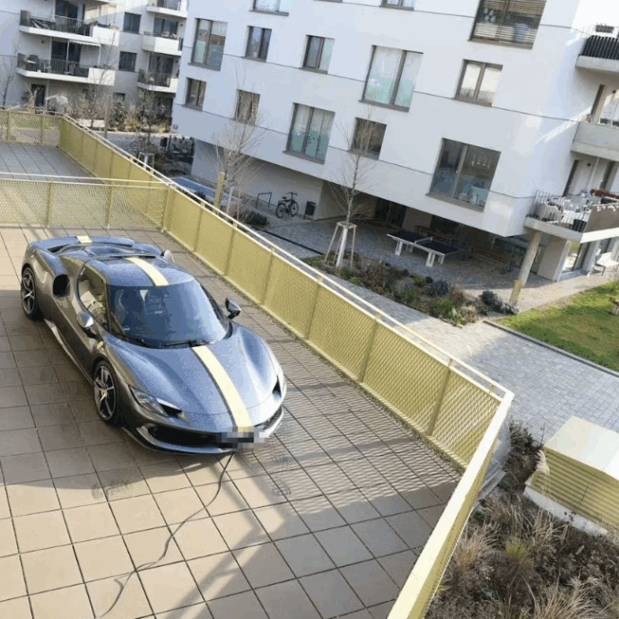 “A Dubai lo fanno, perché qui no?”: parcheggia la sua Ferrari da 300 mila euro sul balcone di casa e arriva la polizia