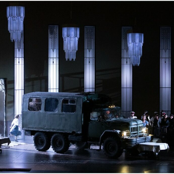 Prima della Scala 2025, camion che sfondano vetrate e “vere” torce umane infuocate: la missione compiuta di Barkhatov con la Lady Macbeth di Shostakovich