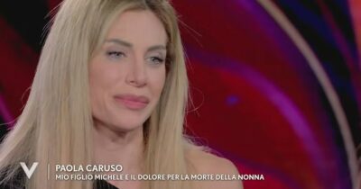 Copertina di “Mia madre è morta all’improvviso, quando me l’hanno detto pensavo fosse uno scherzo. Da domenica non riesco a metabolizzare il dolore”: Paola Caruso in lacrime a Verissimo