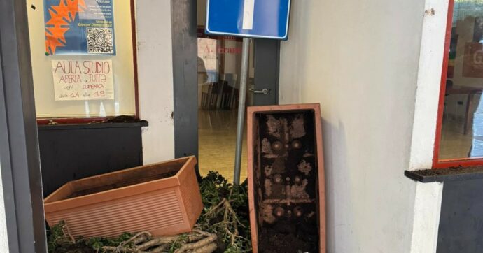 Vandalizzata la sede del Pd a Chiavari. “Hanno imbrattato le vetrate, urlavano: duce, duce!”