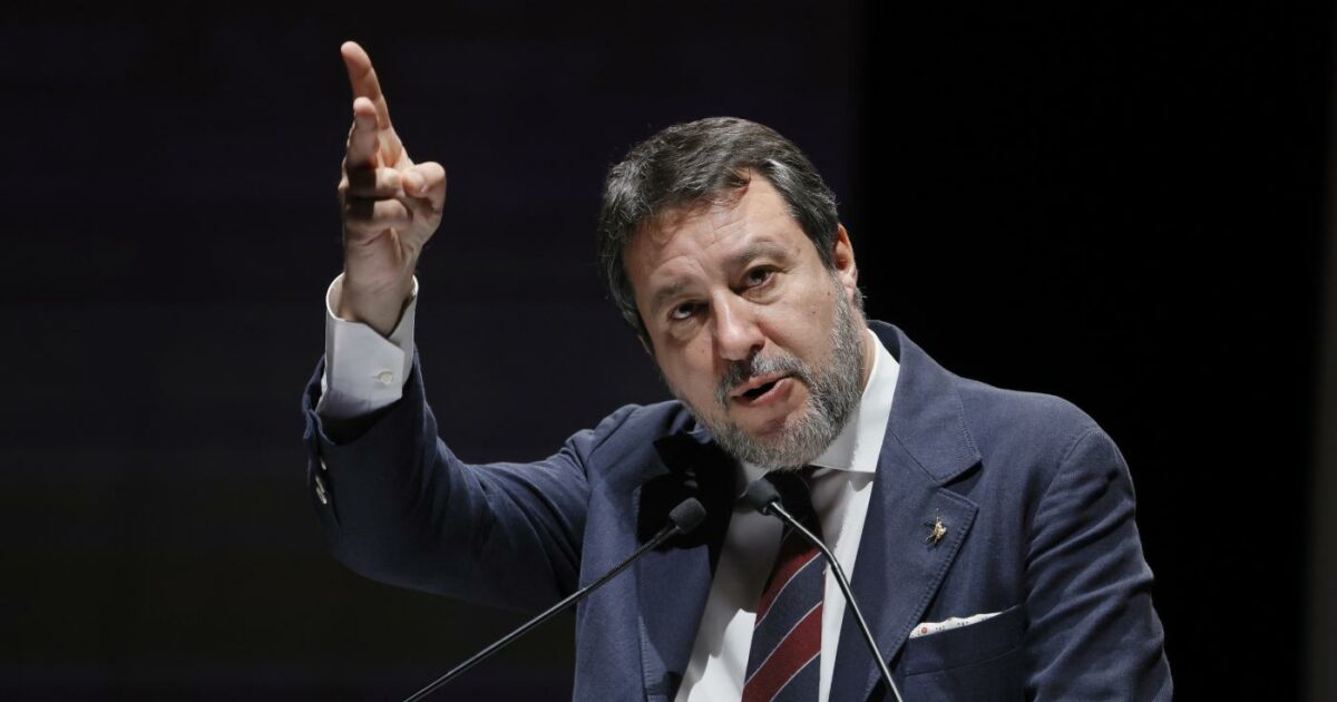 Salvini contro l’invio di armi a Kiev: “Non tolgo soldi alla sanità italiana per fare andare avanti una guerra che è persa” Salvini contro l’invio di armi a Kiev: “Non tolgo soldi alla sanità italiana per fare andare avanti una guerra che è persa”