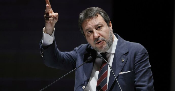 Salvini contro l’invio di armi a Kiev: “Non tolgo soldi alla sanità italiana per fare andare avanti una guerra che è persa”