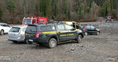 Copertina di Escono con le scarpe da ginnastica per cercare vischio e scivolano in un canalone: due morti