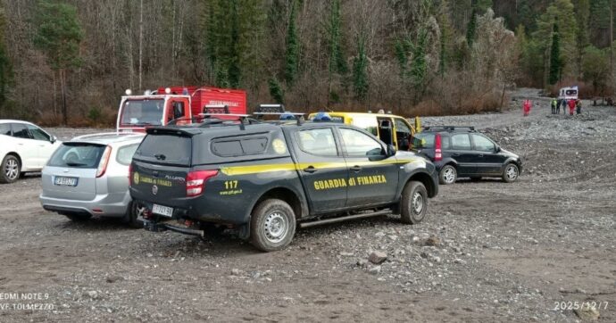 Escono con le scarpe da ginnastica per cercare vischio e scivolano in un canalone: due morti