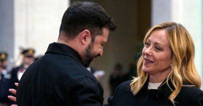 Copertina di Trump: "Ora elezioni a Kiev, Zelensky usa la guerra per rinviarle" - Il leader ucraino al Fatto: "Sono sempre pronto, Meloni ci aiuterà"