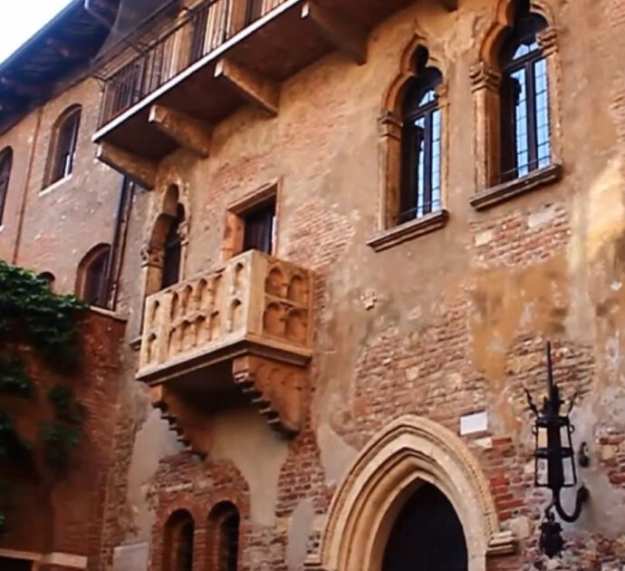 La Casa di Giulietta diventa a pagamento: 12 euro per entrare e “palpare” il famoso seno. Spuntano i “furbetti” del balconcino e scatta la protesta