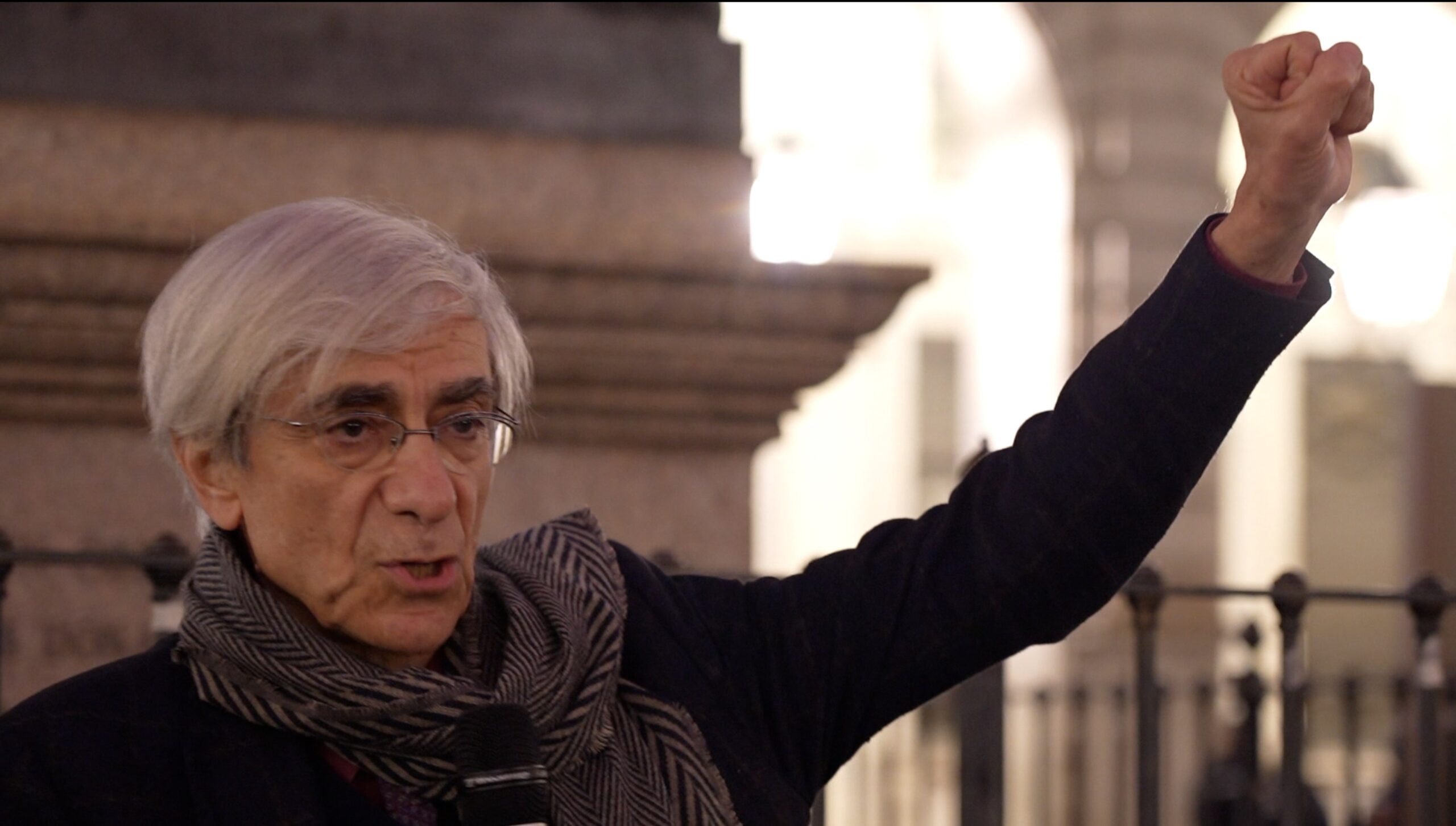 Sit in contro la censura a Torino. Il professor D’Orsi: “Ci hanno chiamati traditori”. E lancia un tour per l’Italia Sit in contro la censura a Torino. Il professor D’Orsi: “Ci hanno chiamati traditori”. E lancia un tour per l’Italia