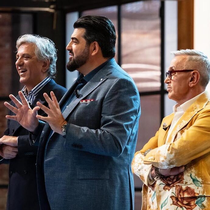 “Nelle mense scolastiche più soldi per evitare che i bimbi mangino patatine schifose con wurstel sul piattino di plastica”: il ritorno di MasterChef Italia