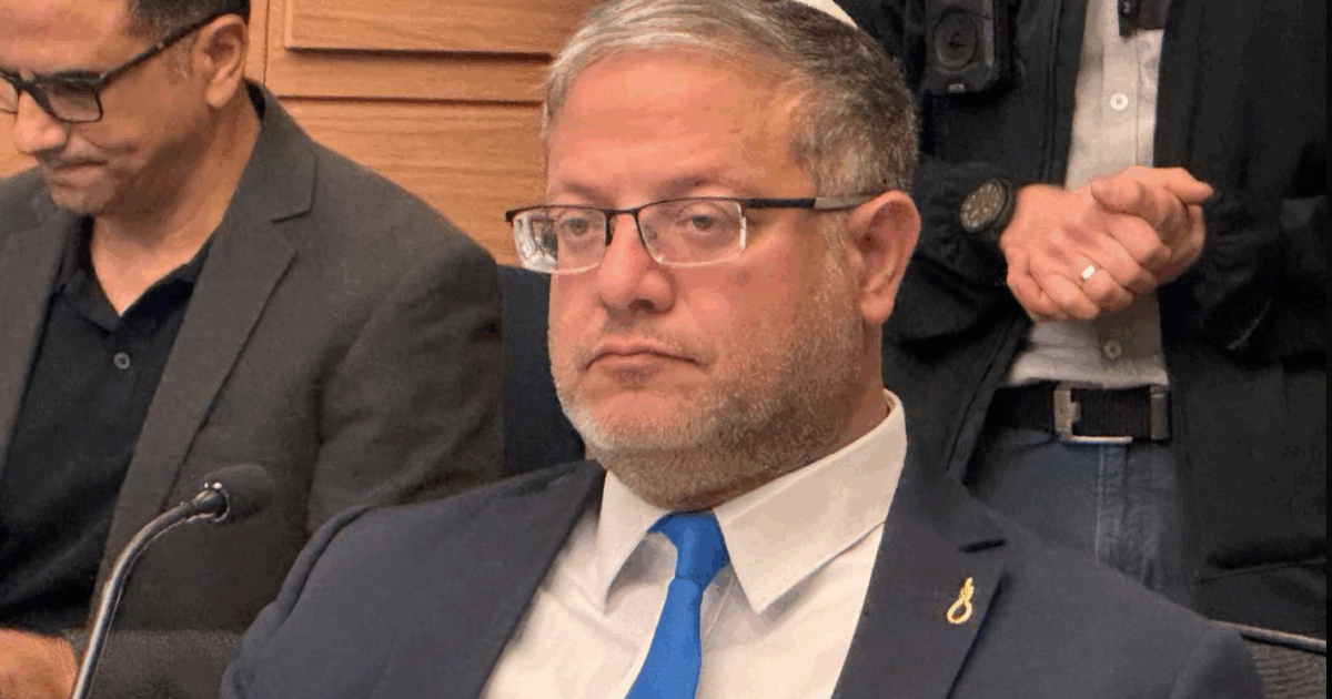 Il ministro israeliano Ben Gvir indossa una spilla a forma di cappio durante la discussione sulla pena di morte