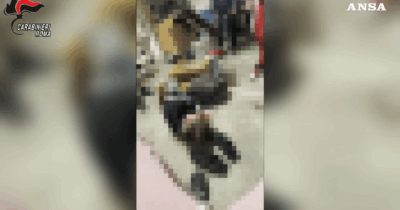 Copertina di Roma, sequestrano le vittime e le torturano: 11 misure cautelari, coinvolti cinque minori – Video