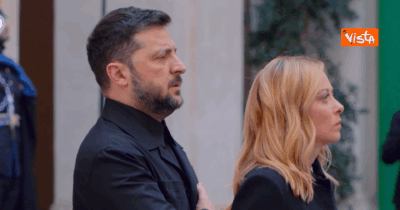 Copertina di Zelensky canta l’inno ucraino accanto a Meloni: il video da Palazzo Chigi