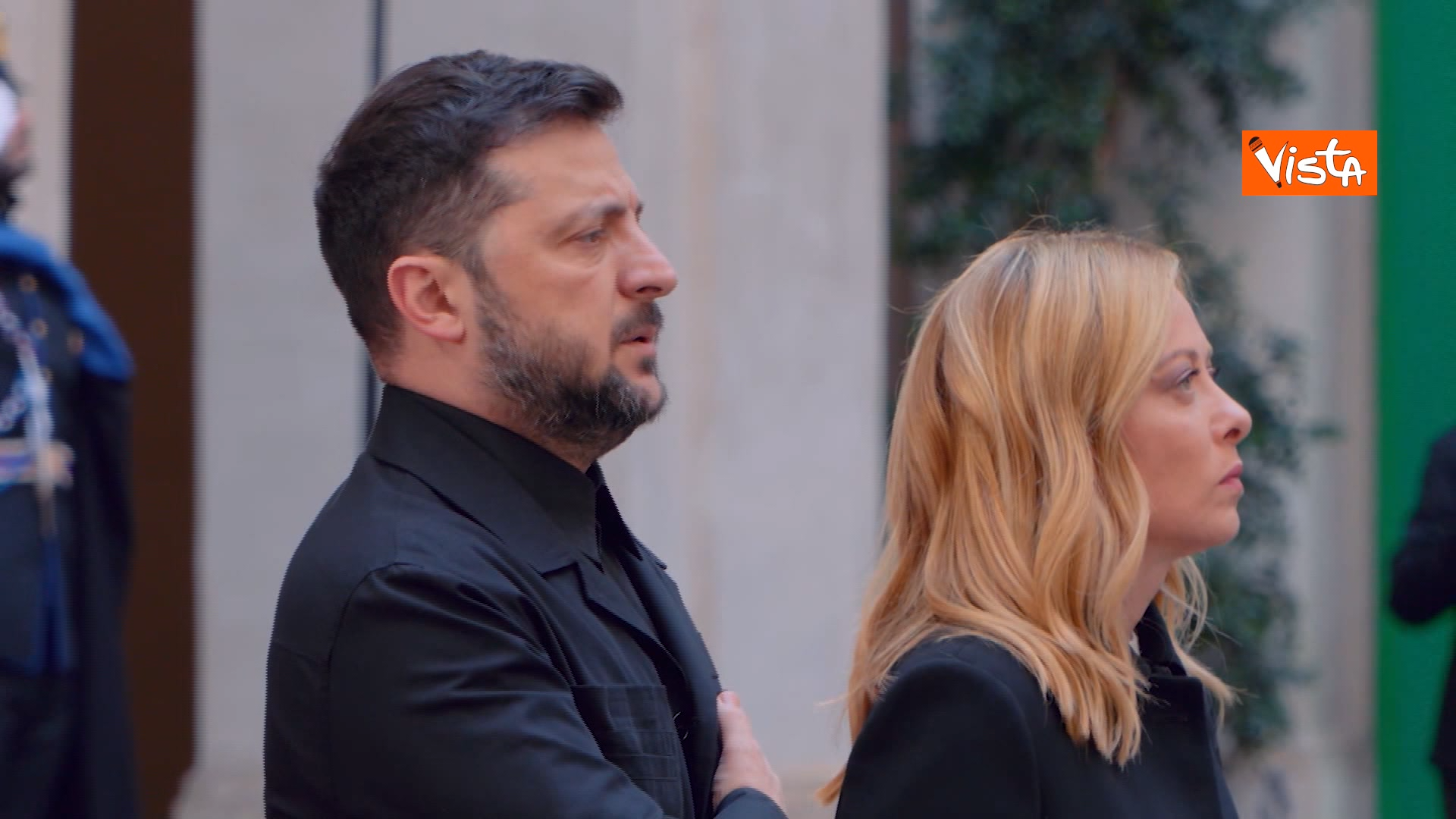 Zelensky canta l’inno ucraino accanto a Meloni: il video da Palazzo Chigi Zelensky canta l’inno ucraino accanto a Meloni: il video da Palazzo Chigi