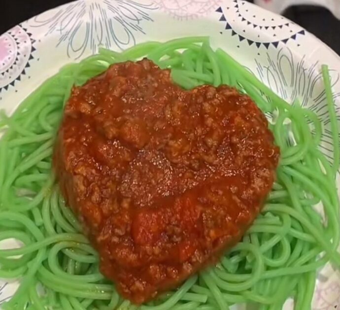 Spaghetti Grinch, la nuova moda culinaria di Natale spopola su Tiktok: la pasta verde diventa virale sul web