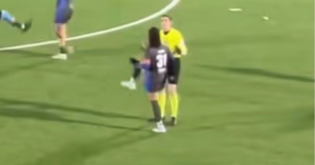 “Vai a lavare piatti”: insulti sessisti all’arbitra. E il pubblico si scaglia contro il tifoso | Video “Vai a lavare piatti”: insulti sessisti all’arbitra. E il pubblico si scaglia contro il tifoso | Video