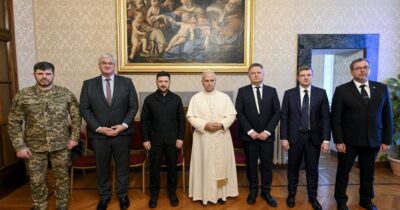 Copertina di Zelensky incontra il Papa: “Proseguire il dialogo per una pace giusta”. E annuncia: “Oggi condivideremo il piano di pace rivisto con gli Usa”