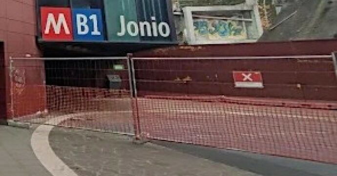 Stuprano 23enne fuori dalla metro: 3 ricercati