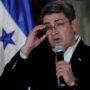 Copertina di Honduras, nuovo mandato di cattura per l’ex presidente: “Aiutava i narcos”