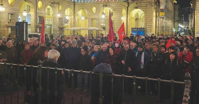 In centinaia al sit-in per D’Orsi e Barbero “Pd, non dici nulla?”