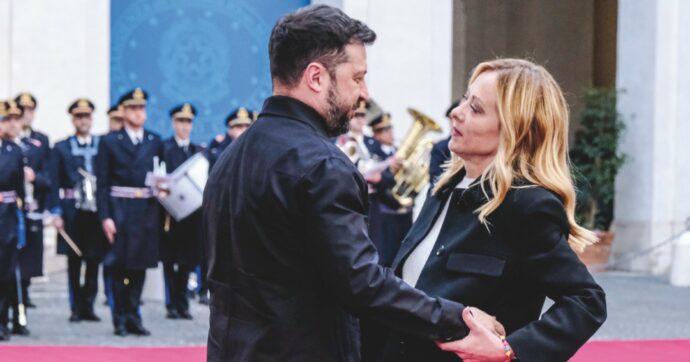 Zelensky: “Sono pronto al voto”. Asset e armi: pressing su Meloni