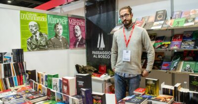 Copertina di Più libri, più liberi: meglio andare e cantare Bella ciao che non partecipare