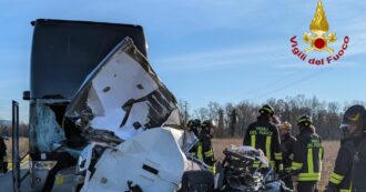 Auto contro bus: feriti 8 studenti e l’autista, morto il guidatore. Che aveva la patente sospesa per un altro sorpasso azzardato