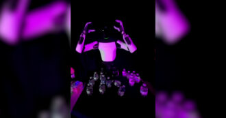 Copertina di Il robot di Musk si porta le mani alla testa poi cade all’indietro: lo strano incidente (e cosa c’è dietro) – Video