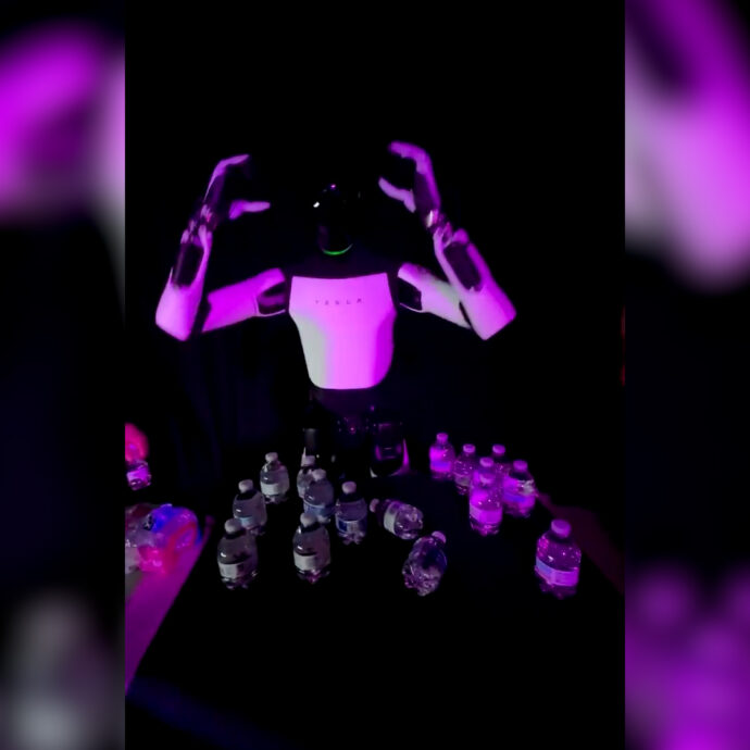 Il robot di Musk si porta le mani alla testa poi cade all’indietro: lo strano incidente (e cosa c’è dietro) – Video