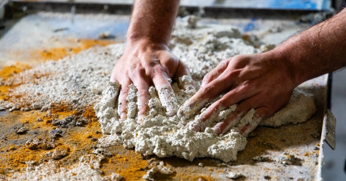 “Abbiamo alleggerito e trasformato il cemento in modo che possa diventare un elemento intimo e raccontare la persona che lo indossa”: così Maria Chiara Monacelli di Sensorial