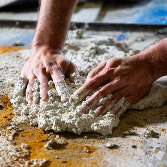 “Abbiamo alleggerito e trasformato il cemento in modo che possa diventare un elemento intimo e raccontare la persona che lo indossa”: così Maria Chiara Monacelli di Sensorial