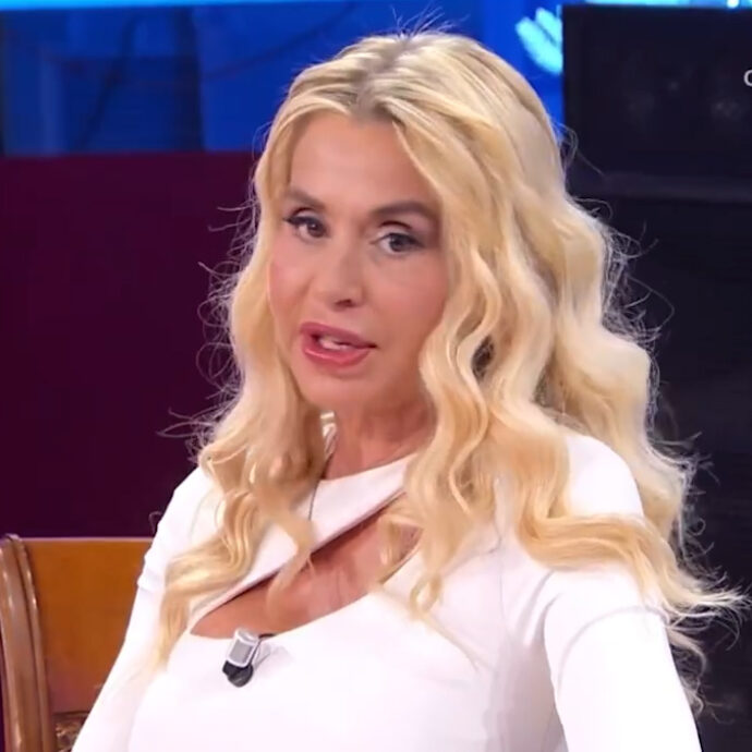 “Lo hai deciso tu la chiusura della mia posta del cuore”: botta e risposta tra Valeria Marini e Pierluigi Diaco in diretta a “BellaMà”. Ecco cos’è successo