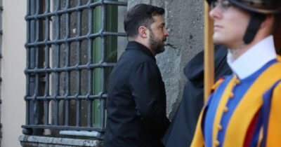 Copertina di Zelensky arrivato a Roma: vedrà il Papa e Meloni. “Oggi condivideremo il piano di pace rivisto con gli Stati Uniti”