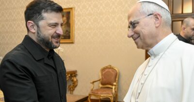 Copertina di Zelensky incontra il Papa: “Proseguire il dialogo per una pace giusta”. E annuncia: “Oggi condivideremo il piano di pace rivisto con gli Usa”