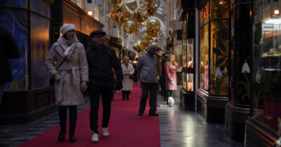Copertina di Il virus dell’influenza travolge il Regno Unito: ricoveri triplicati. Scuole chiuse e provvedimenti da lockdown